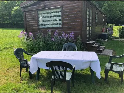 Jardin de l'établissement LE CHALET DE CANDICE TOUT CONFORT PECHE COMPRISE