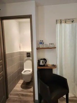 Salle de bains dans l'établissement Chambres privées à Hautvillers, berceau du champagne avec salle de bain et toilettes incluses