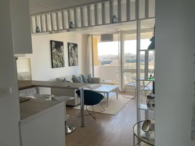 Coin salon dans l'établissement appartement neuf style architecte au calme