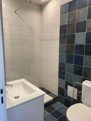 Salle de bains dans l'établissement appartement neuf style architecte au calme