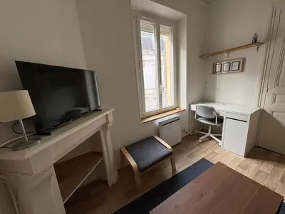 Télévision ou salle de divertissement dans l'établissement Reims Hyper-Centre Charmant Appartement à 2 pas de la Cathédrale