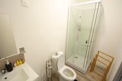 Salle de bains dans l'établissement EMYSTA - CHARMANT Studio HOME STAGING en plein centre