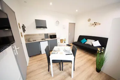 Cuisine ou kitchenette dans l'établissement MAHORA - CHARMANT Studio HOME STAGING AU CENTRE-VILLE