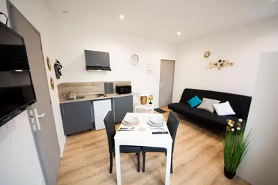 Télévision ou salle de divertissement dans l'établissement MAHORA - CHARMANT Studio HOME STAGING AU CENTRE-VILLE