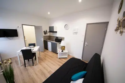 Cuisine ou kitchenette dans l'établissement MAHORA - CHARMANT Studio HOME STAGING AU CENTRE-VILLE