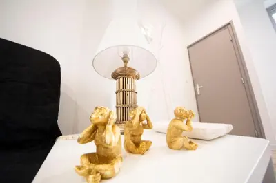 Un ou plusieurs lits dans un hébergement de l'établissement IVOIRIA !!! SUBLIME Studio HOME STAGING AU CENTRE VILLE !!!