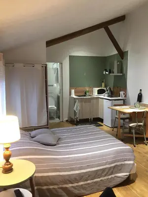 Cuisine ou kitchenette dans l'établissement La Bulle