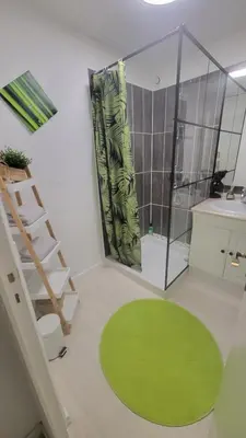 Salle de bains dans l'établissement Domaine des deux 
