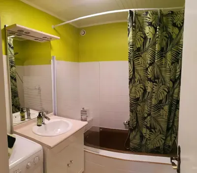 Salle de bains dans l'établissement Domaine des deux 
