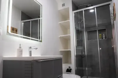 Salle de bains dans l'établissement Le petit Léon