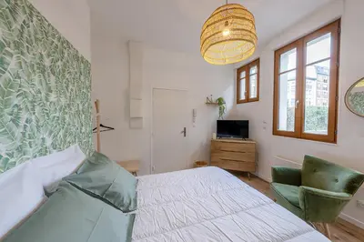 Télévision ou salle de divertissement dans l'établissement Le Nid - Appart'Hotel Le Gatsby