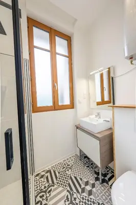 Salle de bains dans l'établissement L'avant-gardiste - Appart'Hotel Le Gatsby