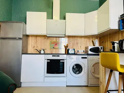 Cuisine ou kitchenette dans l'établissement Ravissant T2 proche centre-ville et Jard