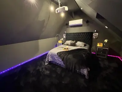 Un ou plusieurs lits dans un hébergement de l'établissement Magnifique Duplex avec Jaccuzi, Sauna et Cinema Room Privatif