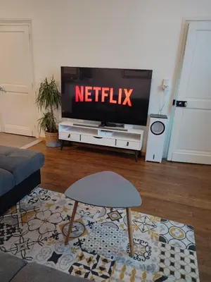 Télévision ou salle de divertissement dans l'établissement Luxury, Peaceful 3 bedroom family home