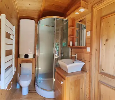 Salle de bains dans l'établissement Gîte insolite en Champagne - Roulotte des Cahouriaux