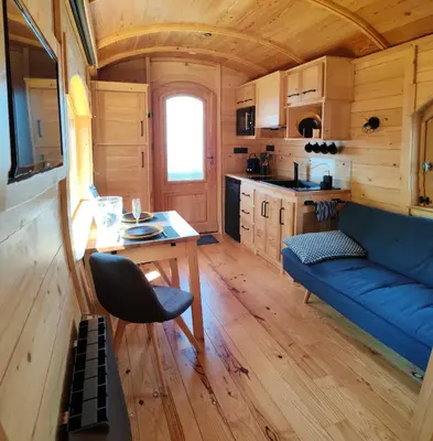 Cuisine ou kitchenette dans l'établissement Gîte insolite en Champagne - Roulotte des Cahouriaux