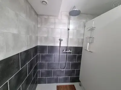 Salle de bains dans l'établissement Gîte spacieux avec jardin clos et dortoir à Liessies - FR-1-510-162