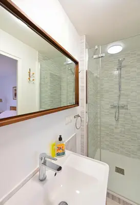 Salle de bains dans l'établissement Maison de charme à la campagne