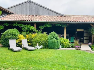 Jardin de l'établissement Maison de campagne avec cheminée et extérieur