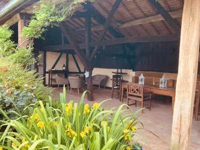 Jardin de l'établissement Maison de campagne avec cheminée et extérieur