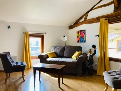 Coin salon dans l'établissement Maison de campagne avec cheminée et extérieur