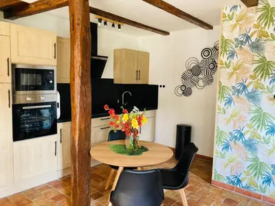 Cuisine ou kitchenette dans l'établissement Maison de campagne avec cheminée et extérieur