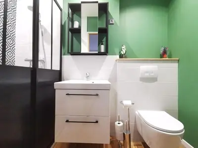 Salle de bains dans l'établissement Les Bulles d'Aÿ - Terrasse