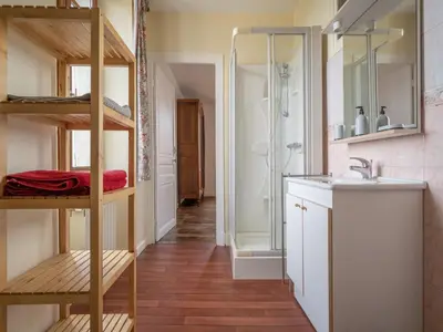 Salle de bains dans l'établissement Vintage Holiday Home in Nouart