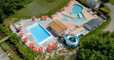 Piscine de l'établissement Camping Country Park Touquin - Site Officiel - Next to Disneyland Paris ou située à proximité