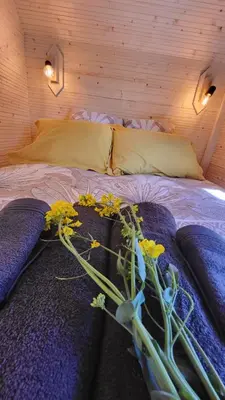 Un ou plusieurs lits dans un hébergement de l'établissement Gîte de la Roulotte de l'Epine