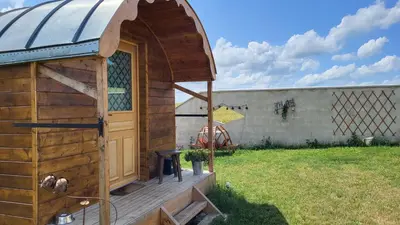 Jardin de l'établissement Gîte de la Roulotte de l'Epine