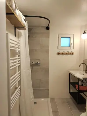 Salle de bains dans l'établissement Gîte des Viviers -08400 Manre - de 1 à 2 personnes
