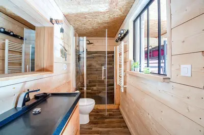Salle de bains dans l'établissement Villa spacieuse à Sapogne-et-Feuchères avec piscine privée, 150 m²