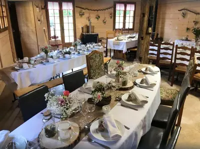 Restaurant ou autre lieu de restauration dans l'établissement Villa spacieuse à Sapogne-et-Feuchères avec piscine privée, 150 m²