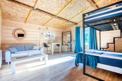 Un ou plusieurs lits dans un hébergement de l'établissement Villa spacieuse à Sapogne-et-Feuchères avec piscine privée, 150 m²