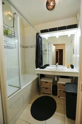 Salle de bains dans l'établissement **La Kreolita** near Paris / Disneyland Paris