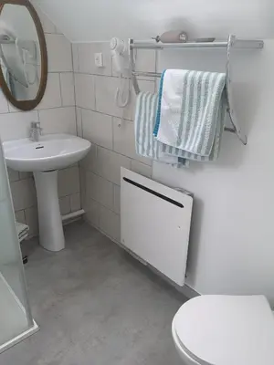 Salle de bains dans l'établissement Cottage AU TERMINUS 3 climatisé