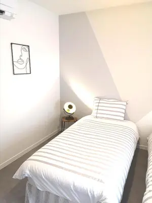 Un ou plusieurs lits dans un hébergement de l'établissement Cottage AU TERMINUS 3 climatisé