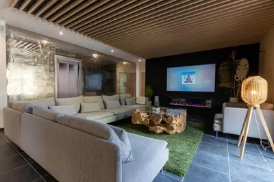 Télévision ou salle de divertissement dans l'établissement Loft Détente Fun Champagne Experience
