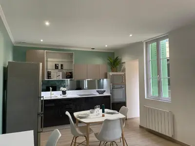 Cuisine ou kitchenette dans l'établissement la casa verde 2 chambres 2 salles de bain 2 wc jardin