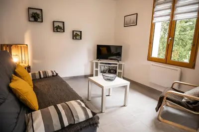 Télévision ou salle de divertissement dans l'établissement Gite Pak'Home maison à la campagne de plain pied