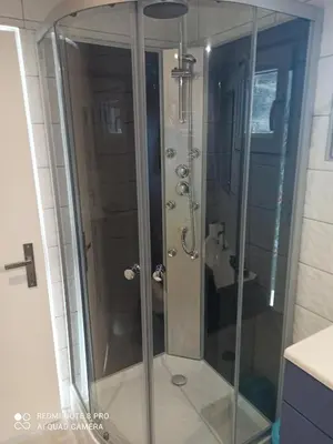 Salle de bains dans l'établissement Maisonnette indépendante 4 personnes jardin terrasse