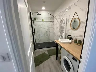 Salle de bains dans l'établissement L’ÉLÉGANT: 80m2 vue sur vignoble au Centre d’Epernay!!