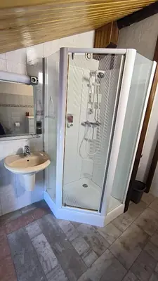 Salle de bains dans l'établissement Le Doux Rivage, proche de Charleville, jardin et accès à la voie verte