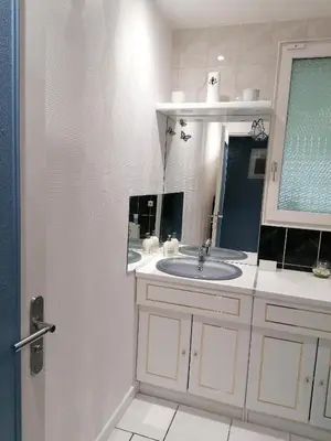 Salle de bains dans l'établissement Maison de campagne à Balaives et Butz
