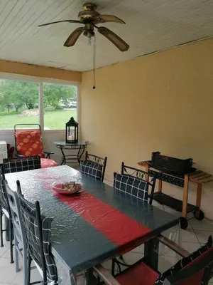 Coin salon dans l'établissement Maison de campagne à Balaives et Butz