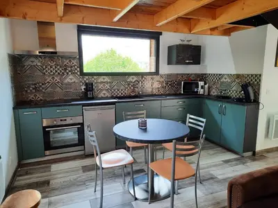 Cuisine ou kitchenette dans l'établissement Chalet à L'orée du bois avec parking