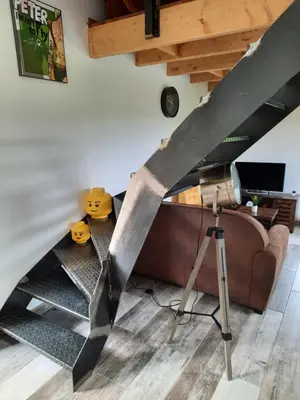 Télévision ou salle de divertissement dans l'établissement Chalet à L'orée du bois avec parking