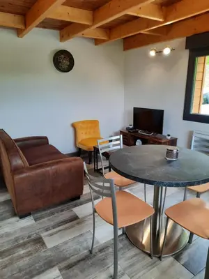 Télévision ou salle de divertissement dans l'établissement Chalet à L'orée du bois avec parking